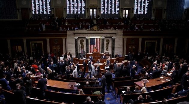 Τρεις πανεπιστημιακοί συνταγματολόγοι κατέθεσαν στη Βουλή ότι ο Τραμπ πρέπει να καθαιρεθεί