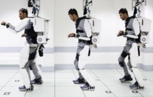 Παράλυτος άνδρας περπατά ξανά με ρομποτικό εξωσκελετό που κινεί με τη σκέψη του