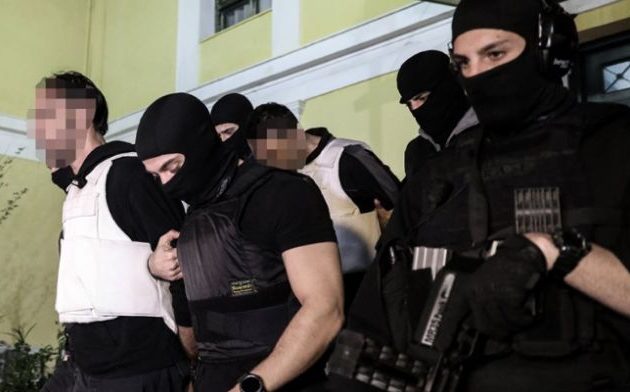 «Επαναστατική Αυτοάμυνα»: Ποινική δίωξη για τρία κακουργήματα και πέντε πλημμελήματα