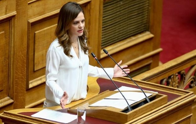 Αχτσιόγλου: Κατά συρροή ψευδή επιχειρήματα Χατζηδάκη για τη ΔΕΗ