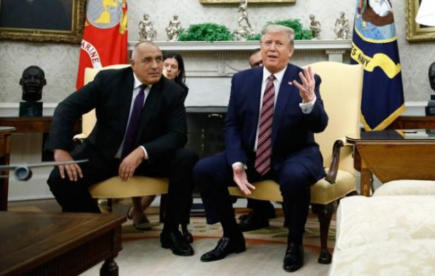 Ο Τραμπ «ενθουσιάστηκε» με τον Μπορίσοφ που καθόταν στην πολυθρόνα σαν μπράβος σε μπαρ