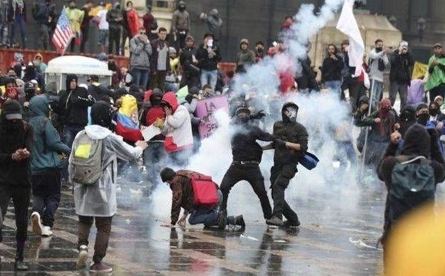 Μαζικές διαδηλώσεις στην Κολομβία κατά του προέδρου της χώρας Ιβάν Ντούκε