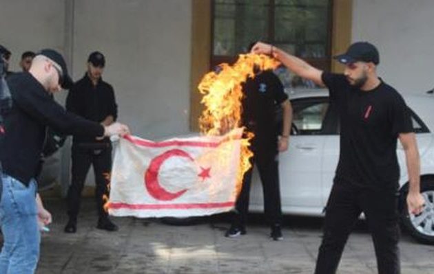 Μέλη του ΕΛΑΜ έκαψαν τη «σημαία» του ψευδοκράτους – Αναβρασμός στα κατεχόμενα