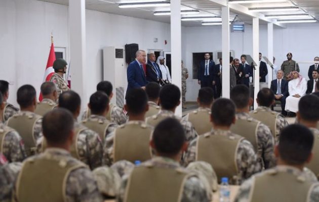 Τα τουρκικά στρατεύματα στο Κατάρ επισκέφθηκε ο Ερντογάν