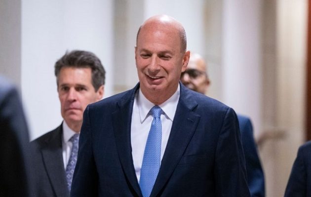 Ο πρέσβης των ΗΠΑ στην ΕΕ «καίει» τον Τραμπ για το ουκρανικό σκάνδαλο