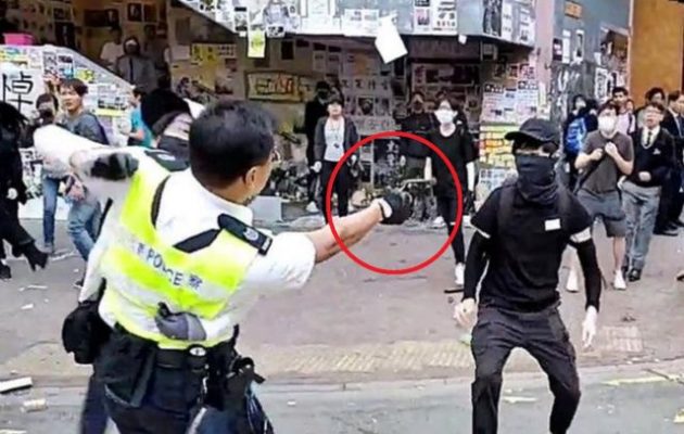 Χονγκ Κονγκ: Αστυνομικός πυροβόλησε διαδηλωτή στο στήθος (βίντεο)