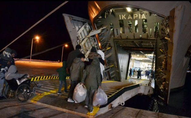 Εκατοντάδες αιτούντες άσυλο μεταφέρθηκαν από τη Λέσβο στην ηπειρωτική Ελλάδα