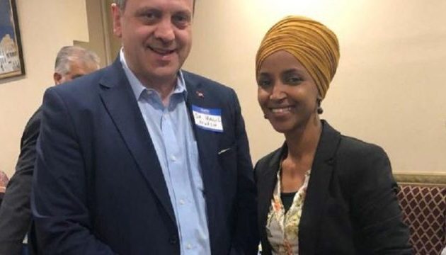 Η μουσουλμάνα βουλευτής Ιλχάν Ομάρ κατηγορείται ότι παίρνει χρήματα από τον Ερντογάν