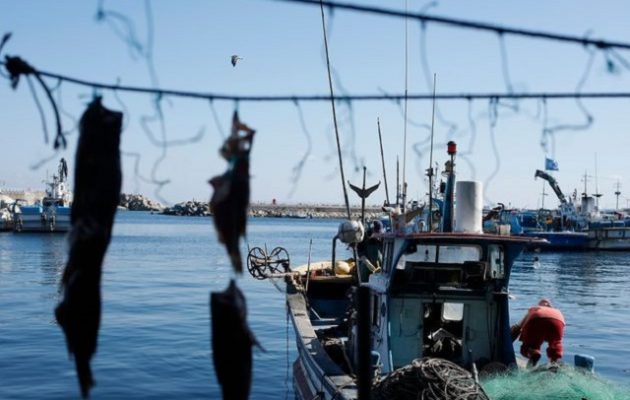 Βορειοκορεάτες ψαράδες σκότωσαν 16 συναδέλφους τους εν πλω – Τους πέταξαν στη θάλασσα
