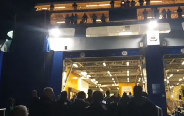 Κως: Δήμαρχος και κάτοικοι στο λιμάνι για να εμποδίσουν μεταφορά μεταναστών (βίντεο)