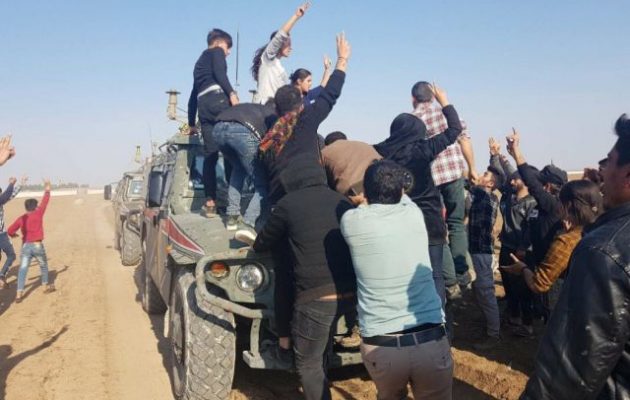 Άμαχοι Κούρδοι πήραν με τις πέτρες τουρκικά τεθωρακισμένα κοντά στην Κομπάνι (βίντεο)