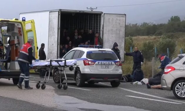 Η Αστυνομία στην Ξάνθη ανακάλυψε 80 άνδρες μετανάστες μέσα σε φορτηγό (βίντεο)