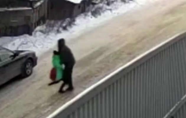 H στιγμή που ένας παιδεραστής αρπάζει 9χρονη στη Ρωσία (βίντεο)