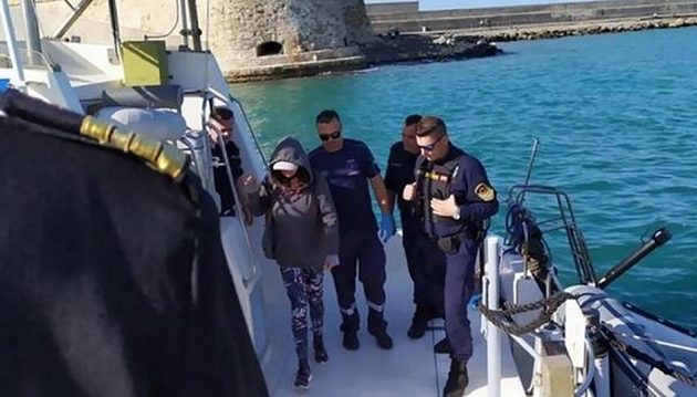 Πώς σώθηκε η τουρίστρια που ήταν παγιδευμένη μεσοπέλαγα μέσα σε βάρκα