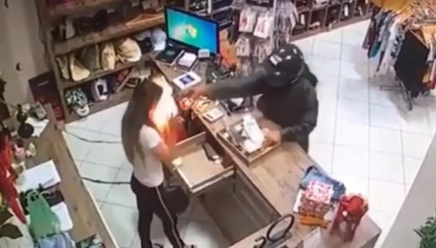 Ληστής πυροβολεί εν ψυχρώ στο κεφάλι υπάλληλο καταστήματος (βίντεο)