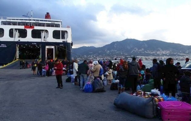 Στον Πειραιά και άλλοι 120 μετανάστες και πρόσφυγες από νησιά του Αιγαίου