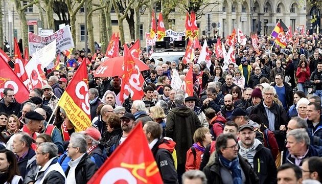 Οι Γάλλοι παραμένουν στους δρόμους για το συνταξιοδοτικό – Απεργίες και τα Χριστούγεννα