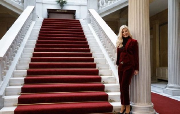H Mαρίνα Πατούλη πόζαρε στο Προεδρικό και είναι «ασορτί» με το χαλί  (φωτο)