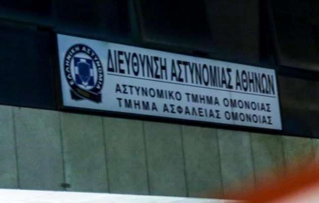 Τι είπε ο αστυνομικός που κατάβρεξε με μάνικα τη γυναίκα ΑμΕΑ στο Α.Τ. Ομονοίας (βίντεο)