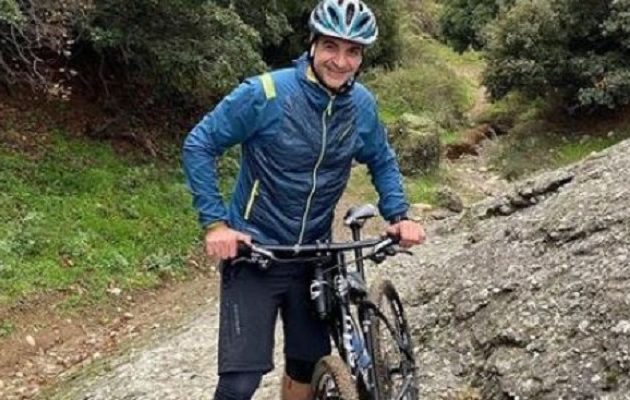 O Μητσοτάκης με ποδηλατικό σορτσάκι και κράνος έκανε mountain bike στα Μετέωρα