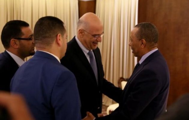 Ο Νίκος Δένδιας με τον πρωθυπουργό Αλ Θάνι που αναγνωρίζει η Βουλή της Λιβύης