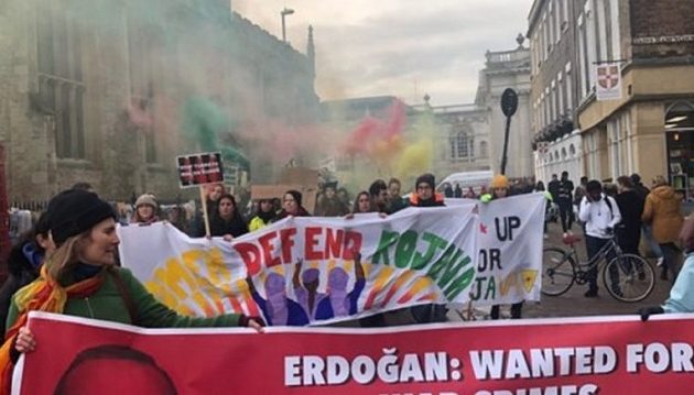 Κούρδοι κατά Ερντογάν στο Κέμπριτζ – «Είσαι δικτάτορας και εγκληματίας πολέμου»