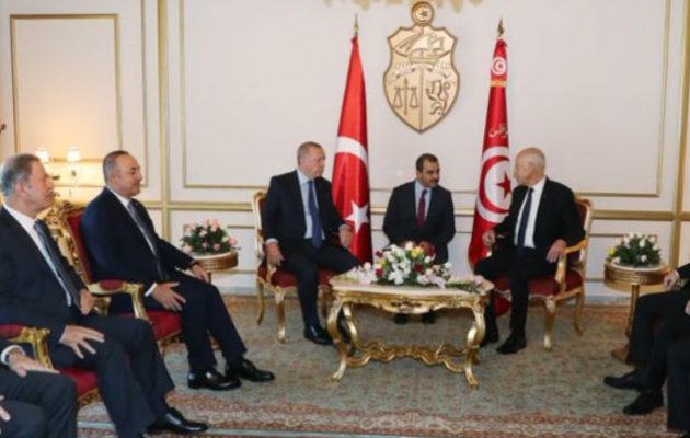 «Βγάζει αφρούς» ο Ερντογάν: «Η Ελλάδα δεν έχει καμία δουλειά στη Λιβύη»