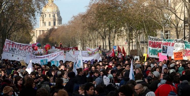 Γαλλία: Τα συνδικάτα προειδοποιούν για απεργίες τα Χριστούγεννα – «Nα λογικευτεί ο Μακρόν»