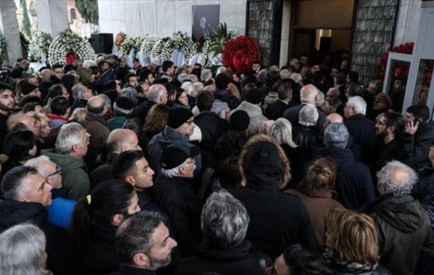 Η σορός του Θάνου Μικρούτσικου θα αποτεφρωθεί – Πλήθος κόσμου στο τελευταίο «αντίο»