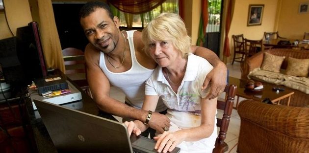 Διάσημη συγγραφέας βρέθηκε στραγγαλισμένη και θαμμένη σε πλαστικές σακούλες