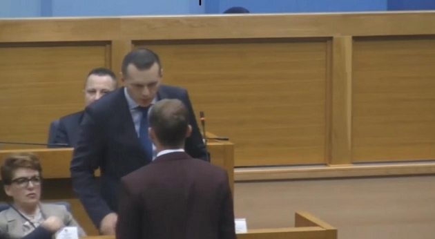Ρινγκ η Βουλή της Βοσνίας: Υπουργός χαστούκισε βουλευτή (βίντεο)