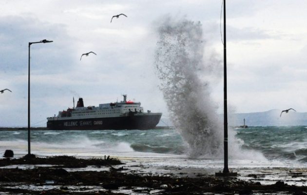 Καιρός: Βροχές, καταιγίδες και θυελλώδεις άνεμοι – Απαγόρευση απόπλου