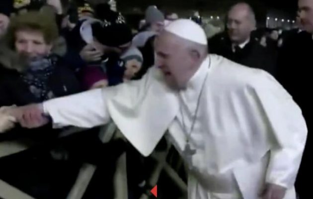 «Έσπασε» το αλάθητο του Πάπα Φραγκίσκου: Η αντίδραση του Ποντίφικα σε γυναίκα (βίντεο)