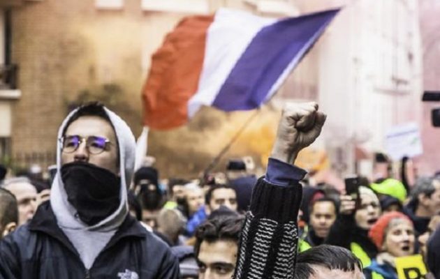 Επιστρέφουν τα «Κίτρινα Γιλέκα» στο Παρίσι: «Η μάχη για ένα διαφορετικό μέλλον συνεχίζεται»