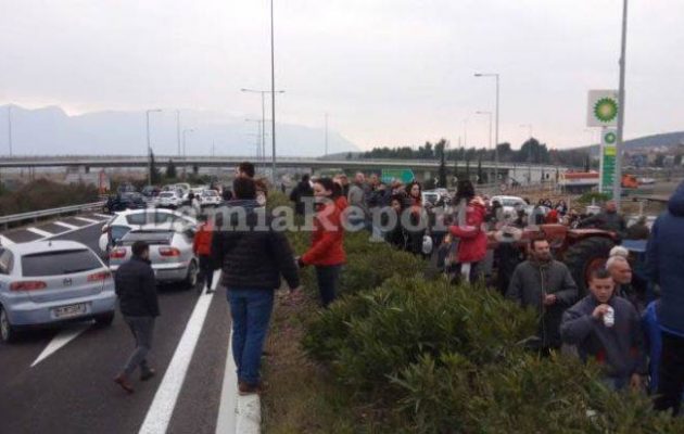 Λαμία: Κάτοικοι έκλεισαν την εθνική οδό για το hot spot στη Μαυρομαντήλα
