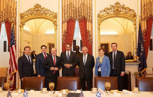 Ο Μητσοτάκης ενημέρωσε Πελόσι και Μενέντεζ για τις προκλήσεις Ερντογάν