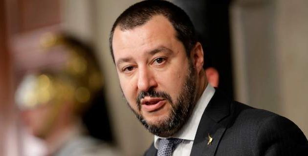 Ο Σαλβίνι τρολάρει τον Πάπα Φραγκίσκο για το επεισόδιο με την πιστή (βίντεο)