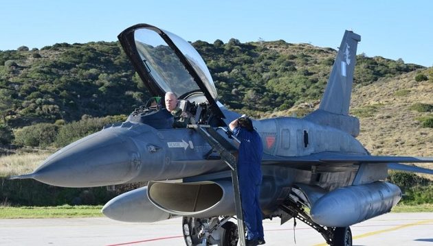 Ο Αρχηγός ΓΕΕΘΑ πέταξε με F-16 στη Σκύρo