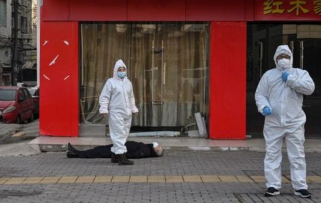 Κοροναϊός: Εικόνα αποκάλυψης – Νεκρός άνδρας στη μέση του δρόμου