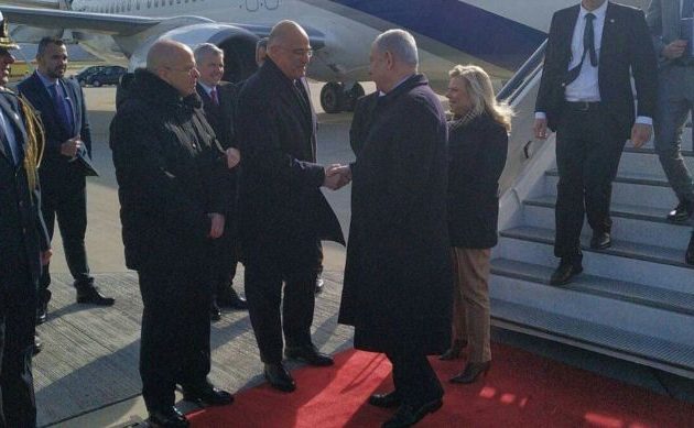 Ο Νίκος Δένδιας υποδέχτηκε τον Μπέντζαμιν Νετανιάχου στο αεροδρόμιο «Ελ. Βενιζέλος»