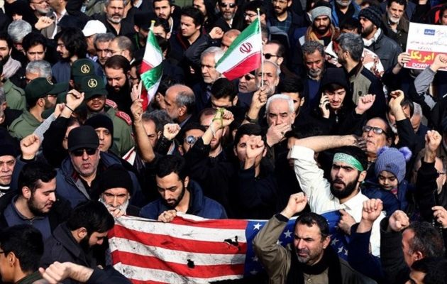 Στους δρόμους οι Ιρανοί μετά τη δολοφονία Σολεϊμανί – «Θάνατος στην Αμερική»