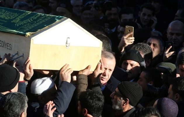 Τουρκία: Ο Ερντογάν κουβάλησε φέρετρο σε κηδεία θυμάτων του φονικού σεισμού