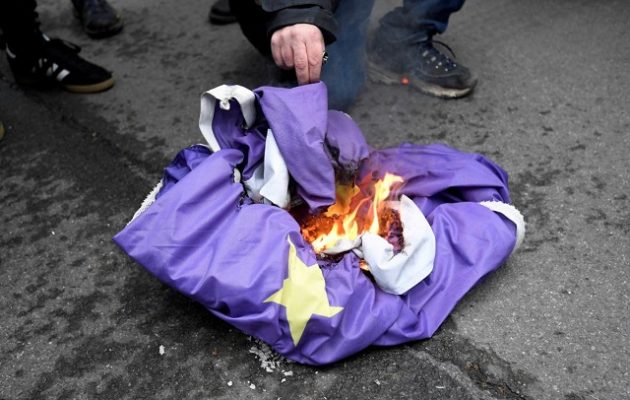 Υποστηρικτής του Brexit έκαψε σημαία της Ε.Ε. – «Ντροπή σας»