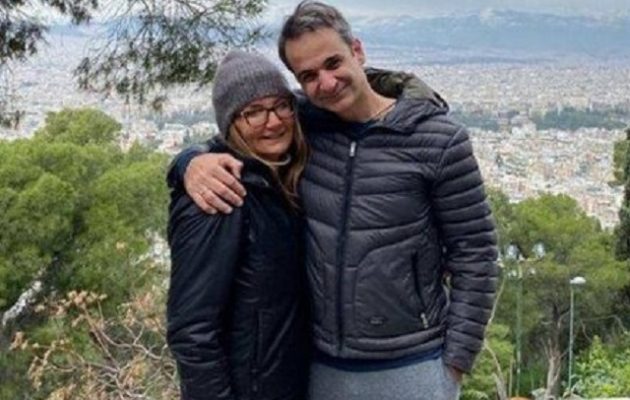 Φόρεσαν φόρμες πήγαν στον Λυκαβηττό και φωτογραφήθηκαν αγκαλιασμένοι Μητσοτάκης και Μαρέβα