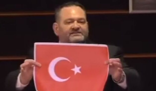 Το υπουργείο Εξωτερικών καταδικάζει την προσβολή της τουρκικής σημαίας από τον Λαγό