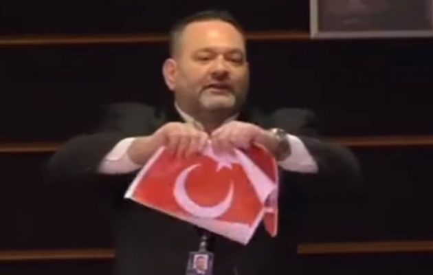 Ο Λαγός έσκισε την τουρκική σημαία και ο Τσαβούσογλου υπενθύμισε πώς μας έσφαξαν στη Σμύρνη