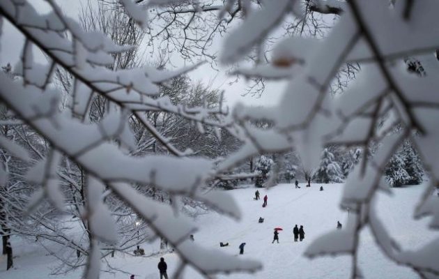 Γονείς άφησαν μωρό στο μπαλκόνι και πέθανε από την παγωνιά