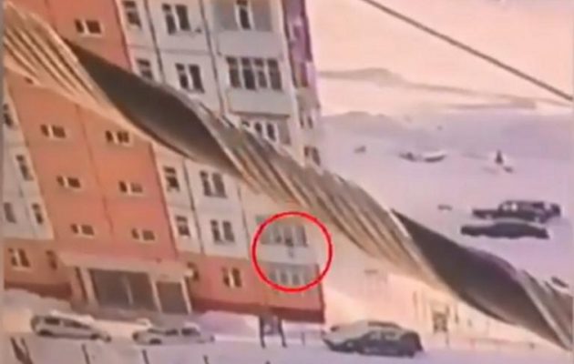 Γυναίκα έπεσε από τον ένατο όροφο κτιρίου και επέζησε (βίντεο)