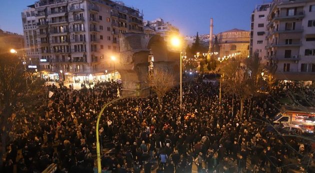 Συλλαλητήριο των οπαδών του ΠΑΟΚ στην Καμάρα για την τιμωρία (βίντεο)