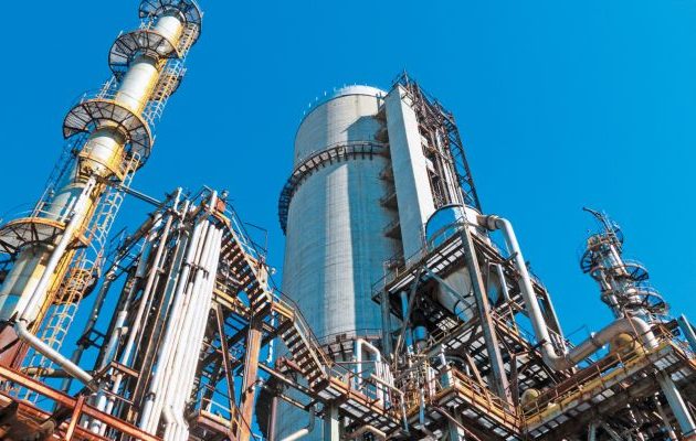 Πυρκαγιά στα διυλιστήρια της Motor Oil: Χαροπαλεύουν τέσσερις άνθρωποι